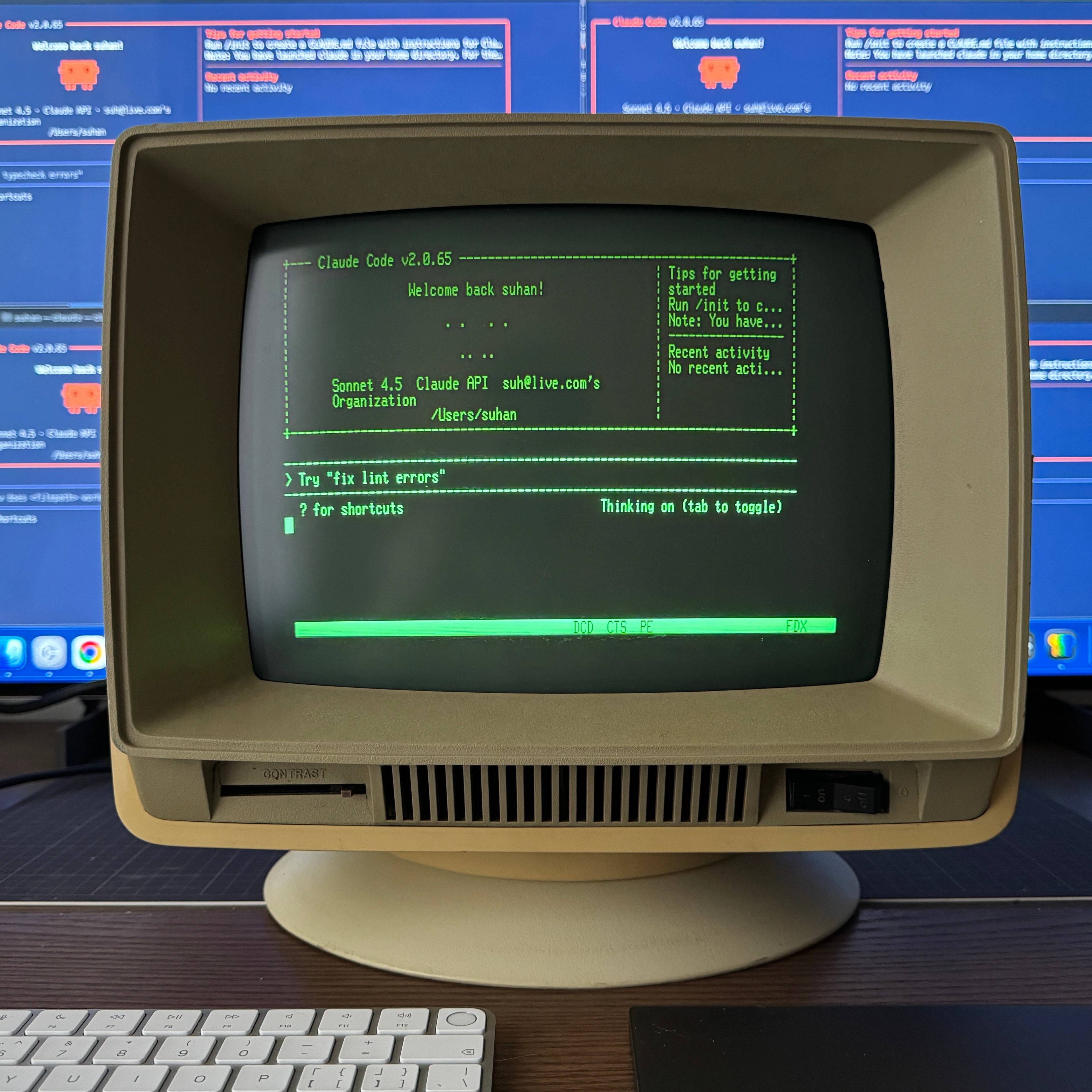 Claude Code 运行在一台复古 CRT 终端上
