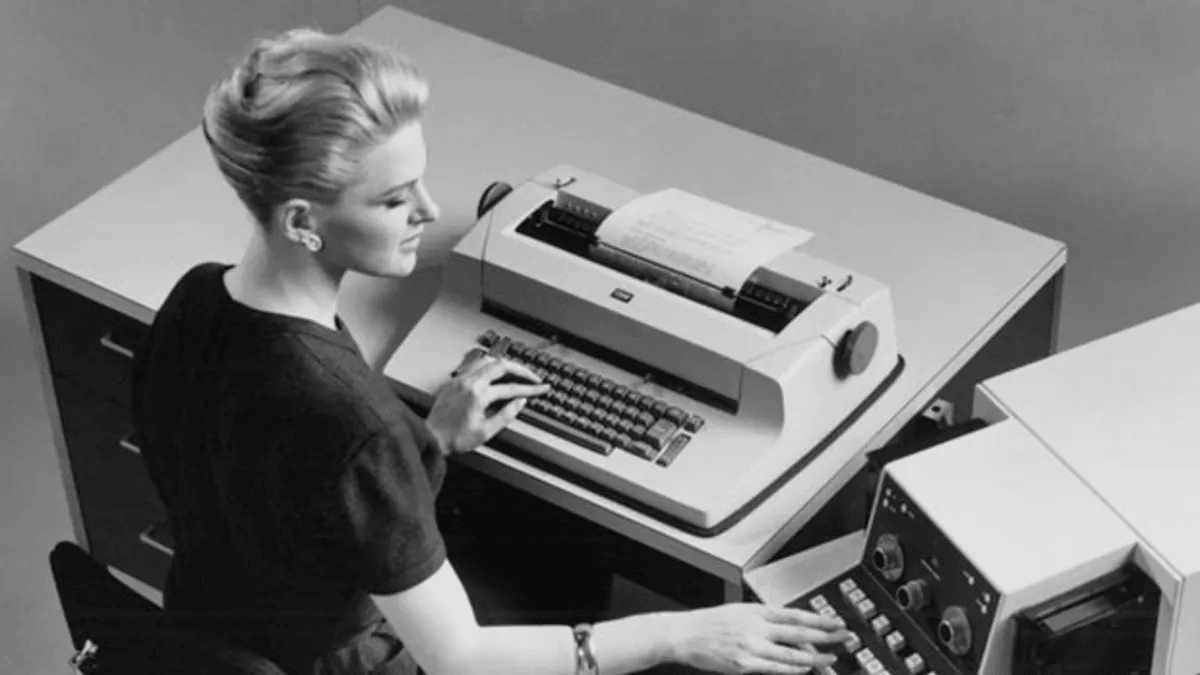 操作员使用 IBM Selectric 打字终端